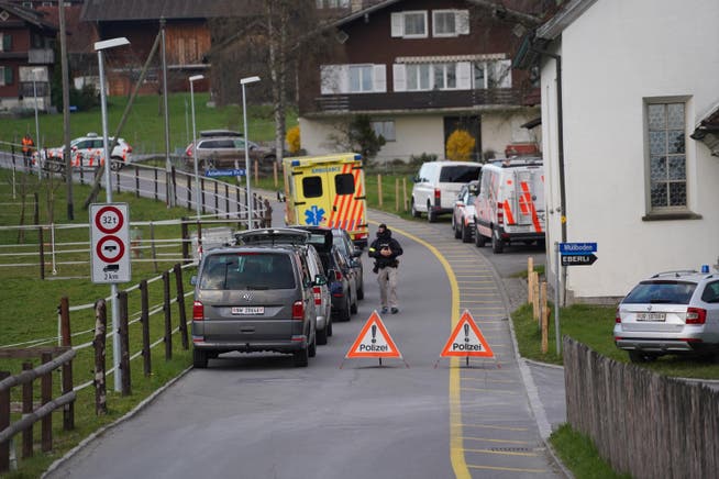 Police forces on the closed Aecherlistrasse in the «Sand» district of Kerns.